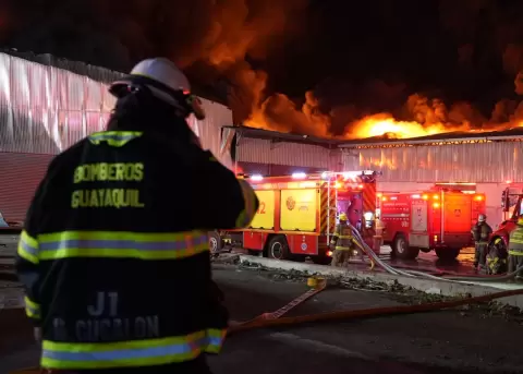 M�s de 200 bomberos combaten un incendio en el Guasmo Norte, en Guayaquil.