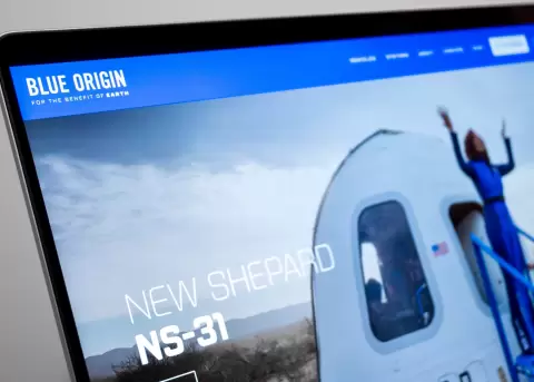 Jeff Bezos apuesta por el turismo a la luna.