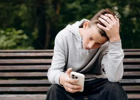 Expertos alertan cambios cognitivos en nuevas generaciones por entorno digital.