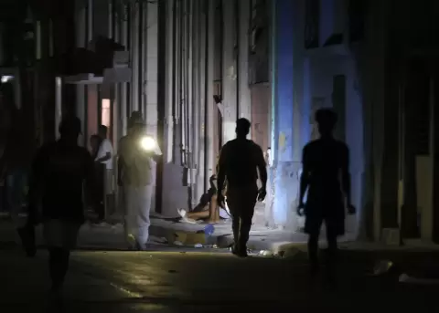Fotograf�a de archivo fechada el 1 de julio de 2025 que muestra personas caminando por una calle durante un apag�n en La Habana (Cuba).