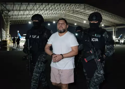 Leonardo Cort�zar en su llegada a Ecuador, tras ser extraditado de Panam�.