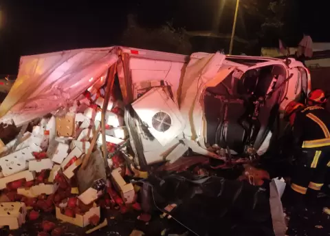 Dos personas murieron tras el volcamiento de un cami�n en la Ruta Viva, en Quito, la noche del 10 de febrero de 2026.