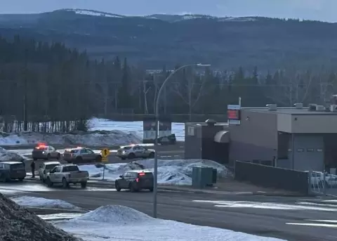 Autoridades en la escuela secundaria Tumbler Ridge, Canad�, este martes 10 de febrero de 2026.