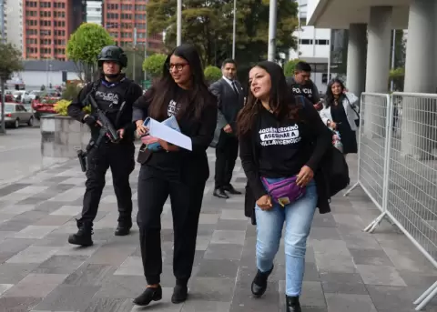 Tamia (i) y Amanda (d), hijas de Fernando Villavicencio, en los exteriores del Complejo Judicial Norte, en Quito, el 2 de septiembre del 2025.