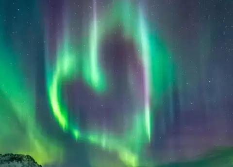 En el cielo se form� una aurora boreal en forma de coraz�n.