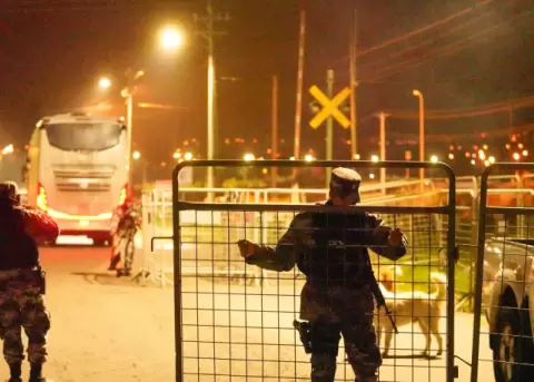 Militares cierran el ingreso a la c�rcel de Latacunga tras el arribo del bus con el alcalde de Guayaquil, Aquiles Alvarez, a bordo.