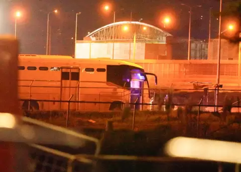 El alcalde de Guayaquil, Aquiles Alvarez, llega a bordo de un bus a la c�rcel de Latacunga, en Cotopaxi, la madrugada de este 12 de febrero de 2026.