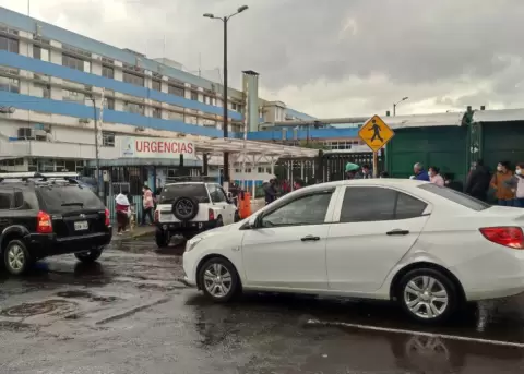 M�dicos y pacientes alertan sobre la grave crisis de salud en Ecuador.