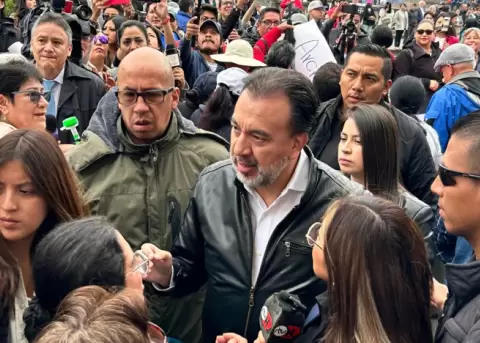 El alcalde de Quito, Pabel Mu�oz, rodeado de varios simpatizantes en la marcha hacia la Asamblea, este 12 de febrero de 2026.