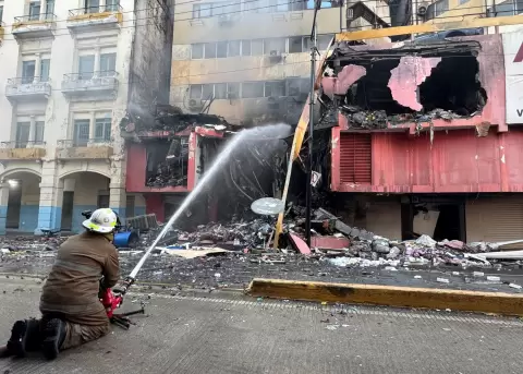 Bomberos combaten voraz incendio en Guayaquil.