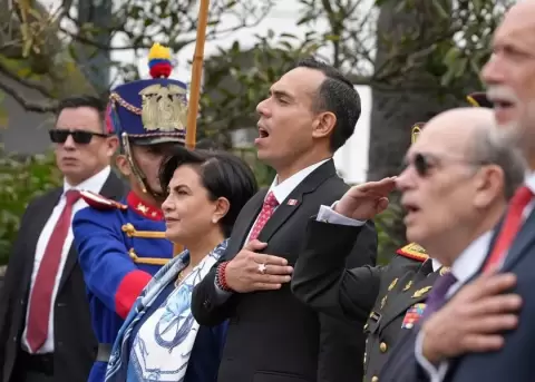 El presidente interino de Per�, Jos� Jer�, entona un himno junto a la canciller de Ecuador, Gabriela Sommerfeld, en Quito (Ecuador).