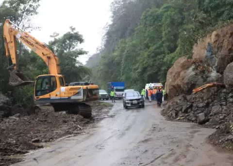 Habilitan paso en la v�a Calacal� tras emergencia por lluvias