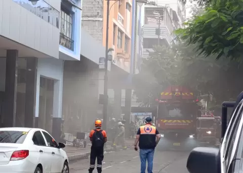 Incendio en el centro de Guayaquil moviliza a varias unidades de emergencia