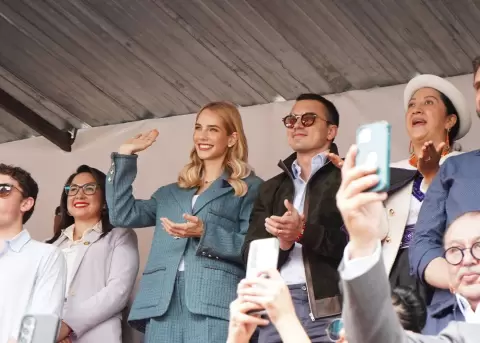 Daniel Noboa encabeza tribuna de honor en Ambato durante Fiesta de las Flores y las Frutas