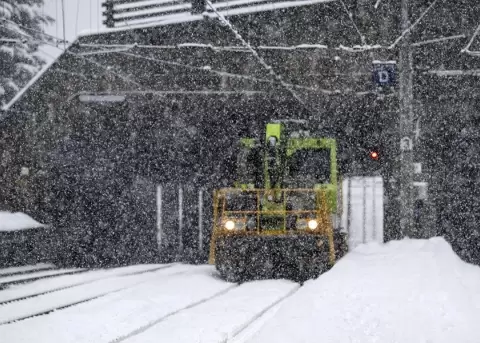 Una m�quina limpia la v�a en la estaci�n de Goppenstein, Suiza, este 16 de febrero.