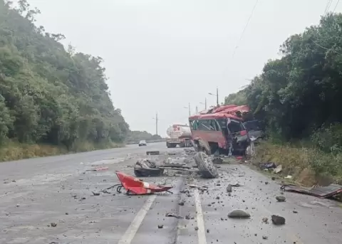 Choque entre bus y tr�iler deja un fallecido y varios heridos en la v�a Pifo - Papallacta
