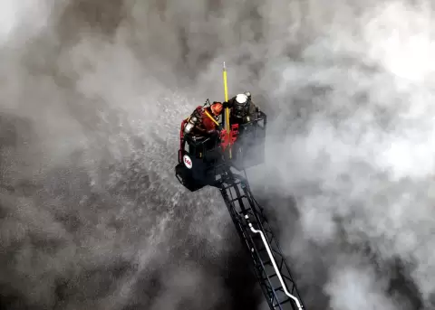 COE activa medidas de seguridad tras incendio en edificio Multicomercio
