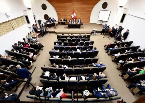 El presidente del Congreso peruano, Fernando Rospigliosi (c), durante una sesi�n extraordinaria este martes, en Lima (Per�)