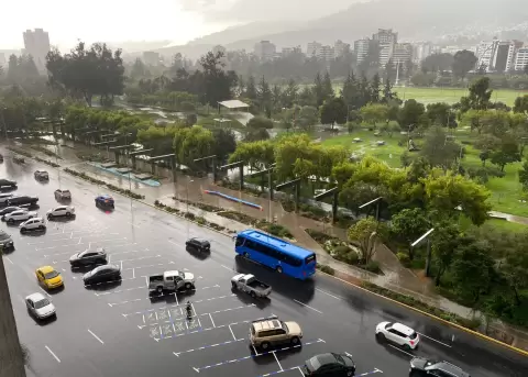 Lluvias intensas afectan la movilidad en Quito