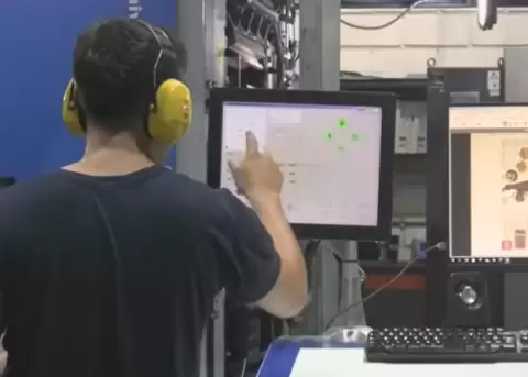 M�quinas imprimen ejemplares de diario Extra, en la sede de Granasa en Guayaquil, en enero de 2026.