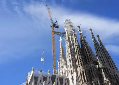 Colocaci�n este viernes de la pieza superior de la torre de Jes�s de la bas�lica de la Sagrada Familia de Barcelona.