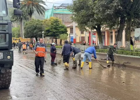 Intensas lluvias desembocaron en un aluvi�n en Alaus�.