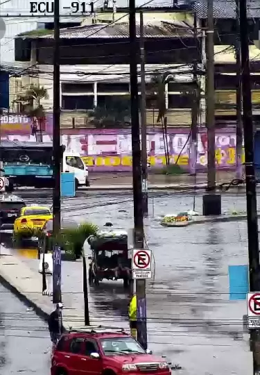 Calles anegadas tras intensas lluvias en Guayaquil.