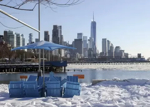 Vista de los efectos de una tormenta invernal sobre Nueva York, desde el R�o Hudson, el 4 de febrero de 2026.