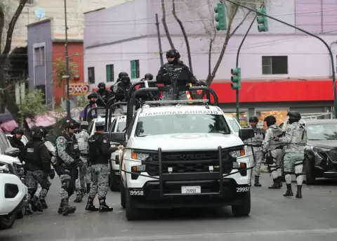 Integrantes de la Guardia Nacional resguardan la zona donde trasladaron el cuerpo de Nemesio Rub�n Oseguera Cervantes, alias 'El Mencho'.