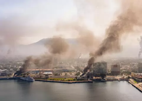 Columnas de humo tras reacciones violentas por el abatimiento de alias 'El Mencho', l�der del C�rtel Jalisco Nueva Generaci�n, en Puerto Vallarta.