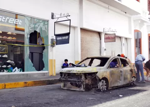 Personas comenzaron con la limpieza este lunes de una de las calles en donde fue incendiado un autom�vil,