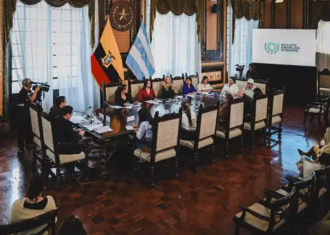 Concejo de Guayaquil aprueba 30 d�as de licencia sin sueldo para Aquiles �lvarez
