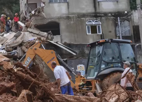 Personas observan una zona afectada por fuertes lluvias este martes, en Juiz de Fora (Brasil).