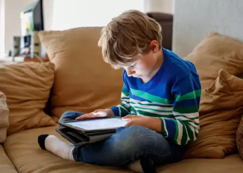 Especialistas advierten del uso de pantallas en menores.