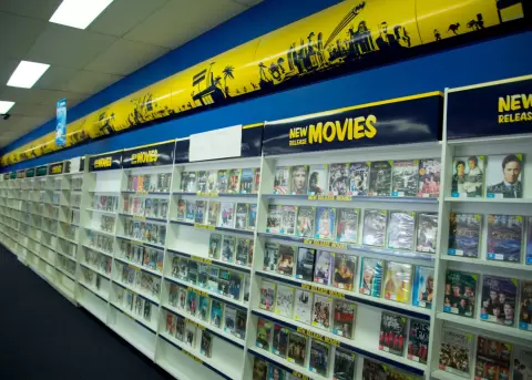 Blockbuster despierta nostalgia mientras explora regreso frente al streaming dominado.