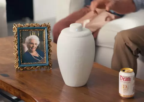 Spotify y Liquid Death crean urna musical limitada para escuchar m�sica eterna.