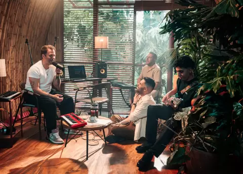 Alkilados y Sebasti�n Yepes reavivan himno pop colombiano