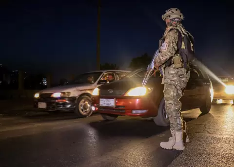 Un agente de seguridad talib�n revisa un veh�culo en un puesto de control en Kabul, Afganist�n, el 26 de febrero de 2026.