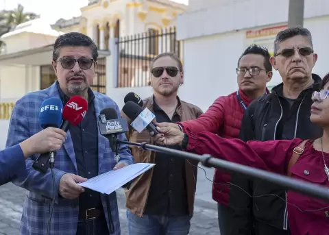 El director de Fundamedios, C�sar Ricaurte (i), habla con periodistas este viernes, en Quito.