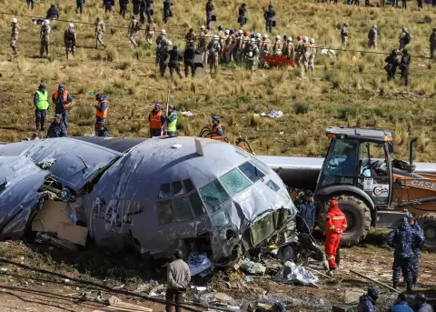 Restos del fuselaje de un avi�n militar accidentado en El Alto, Bolivia.