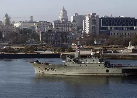 Uno de los barcos de la Armada mexicana que transporta ayuda humanitaria a su llegada este 28 de febrero de 2026, al puerto de La Habana, Cuba.