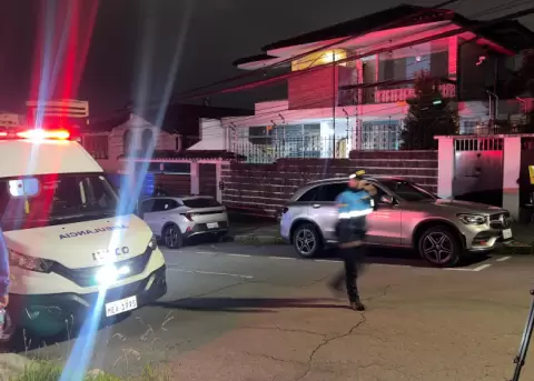 Una ambulancia a las afueras del Centro Cultural Iran�, norte de Quito, el 28 de febrero de 2026.