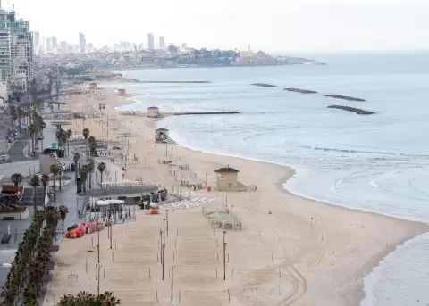 Vista de una playa vac�a tras los ataques con misiles iran�es de represalia contra Tel Aviv, Israel, 01 de marzo de 2026.