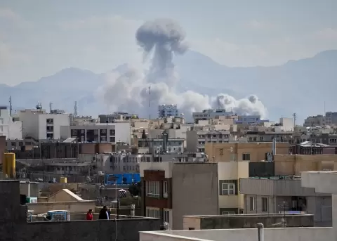 La gente observa desde una azotea c�mo una columna de humo se eleva despu�s de un ataque en Teher�n, Ir�n, el 01 de marzo de 2026.