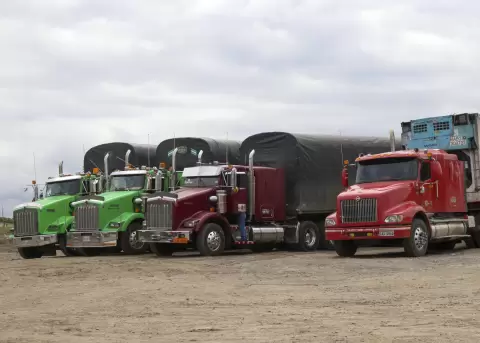 Camiones de carga en Rumichaca, zona fronteriza de Colombia con Ecuador.