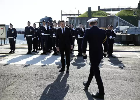 El presidente franc�s Emmanuel Macron saluda a miembros del ej�rcito en la base de submarinos nucleares de la Armada, el 2 de marzo de 2026.