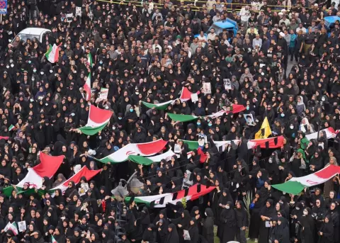 Iran�es participando en el funeral de las v�ctimas de un ataque a�reo contra una escuela de ni�as en Minab, en el sur de Ir�n, este 3 de marzo de 2026