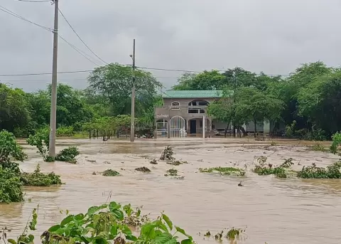 Lluvias provocan desbordamiento de r�os y afectan la v�a E-40 en Santa Elena