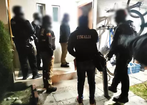 Allanamiento en Pomasqui (Quito) en una investigaci�n por presunta difusi�n de informaci�n de circulaci�n restringida, este 04 de marzo de 2026.