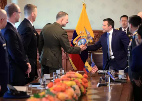 El presidente Daniel Noboa saluda con Francis L. Donovan, comandante del Comando Sur de EE.UU., en el Palacio de Carondelet, el 2 de marzo de 2026.